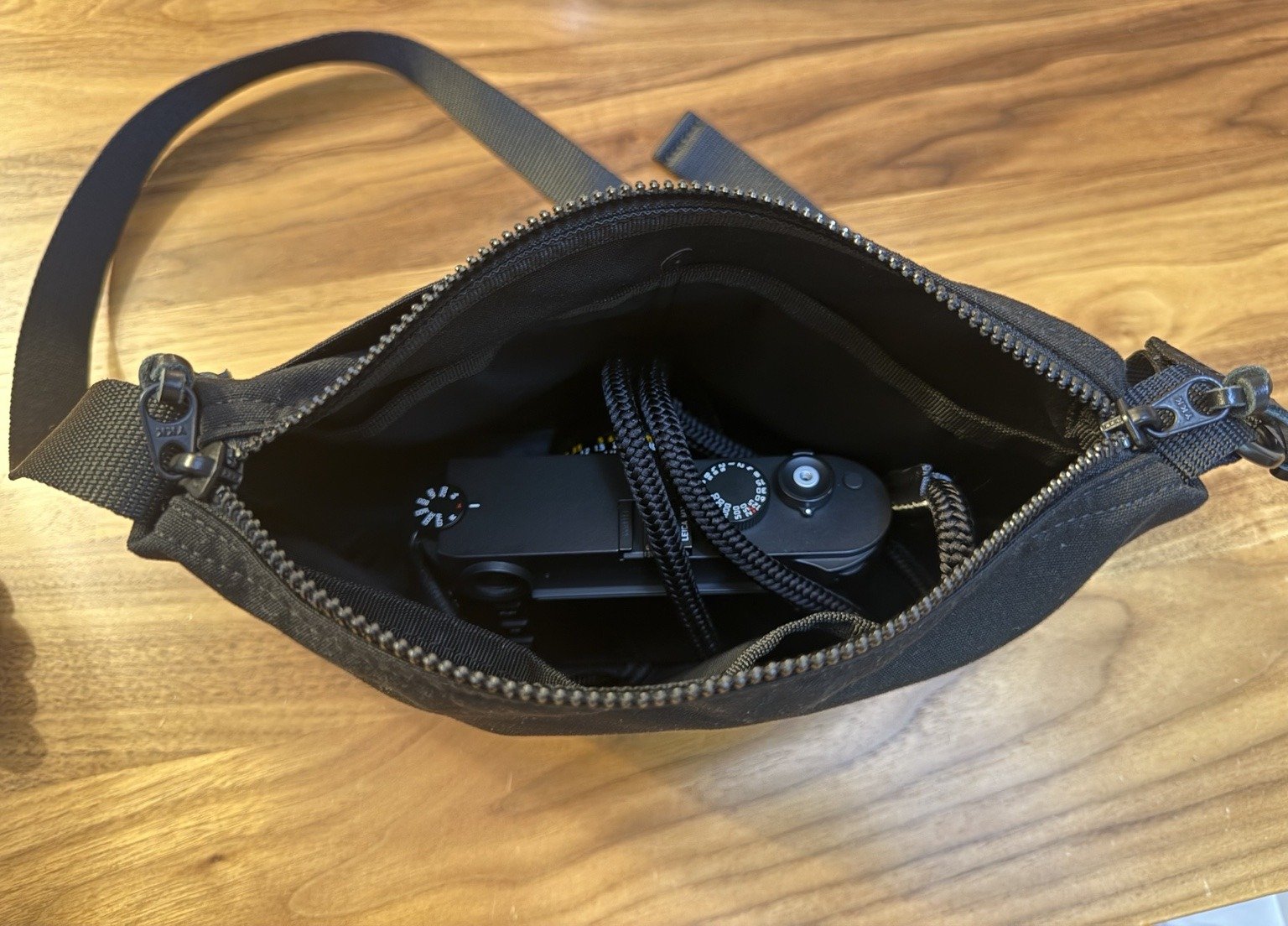 小型バッグにLeica M11とACAM-301Aを収納した状態
