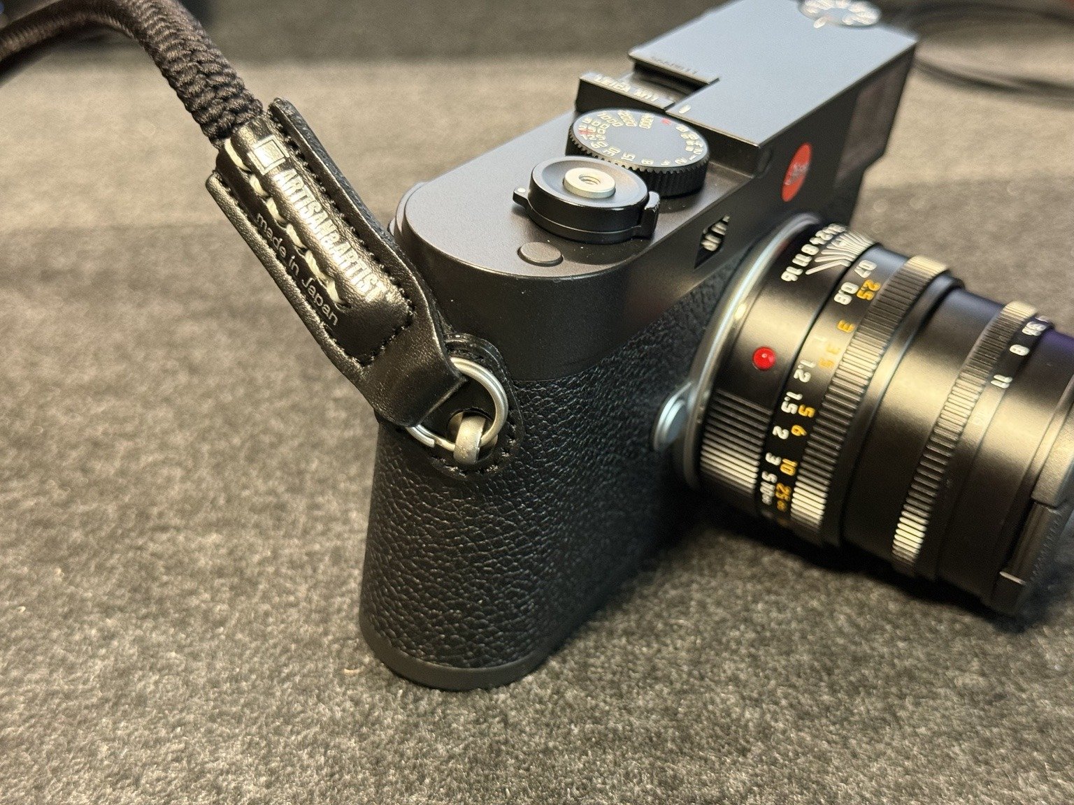 Leica M11に取り付けたACAM-301Aのリングと革製保護パーツ