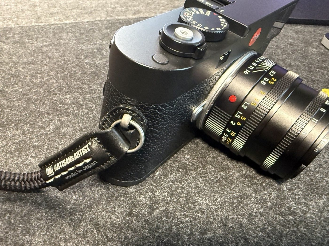 ロゴ入りの革製パーツを下向きに取り付けたACAM-301Aの例