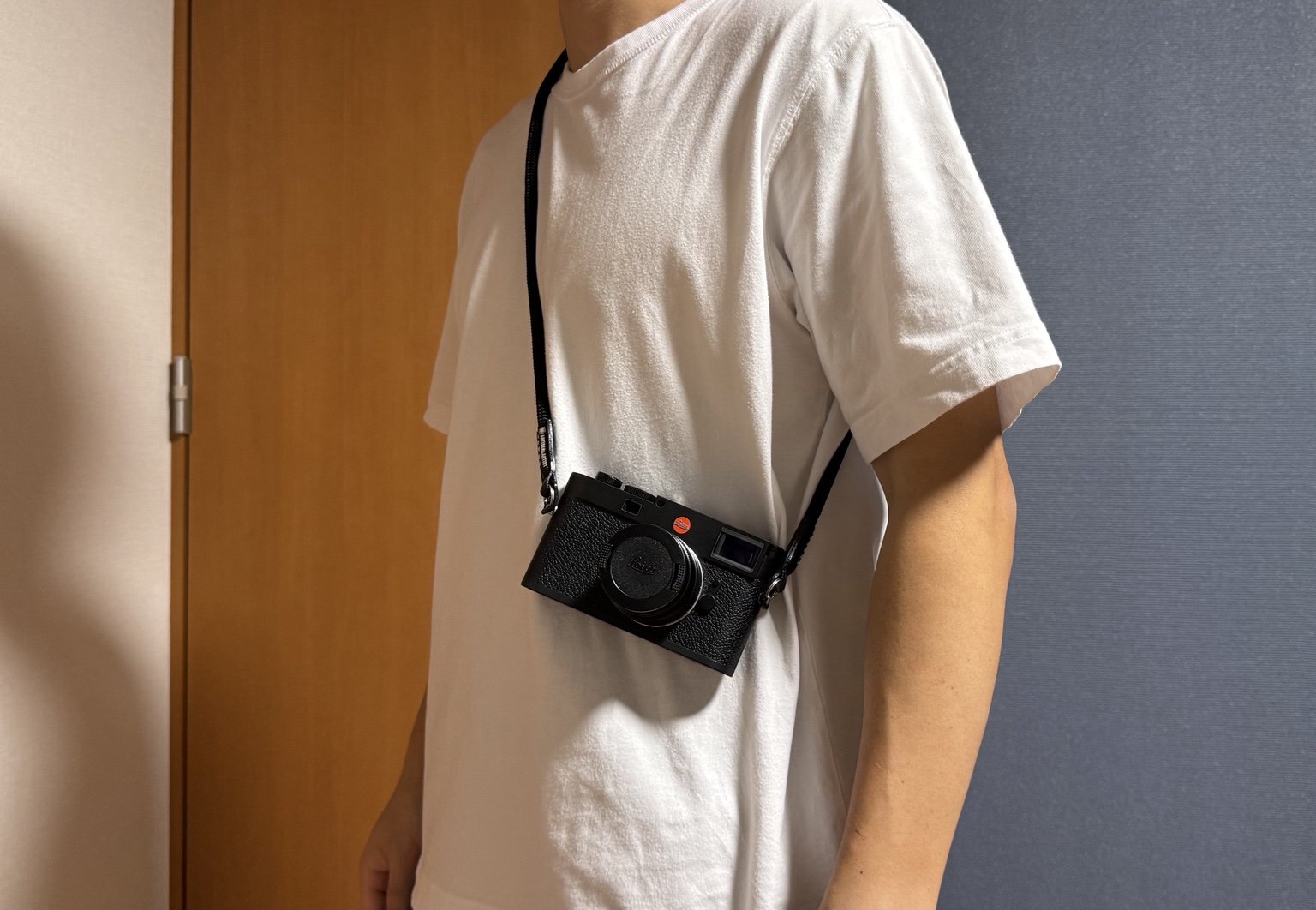 身長172cmでARTISAN&ARTIST ACAM-301Aを短めに斜め掛けしたLeica M11