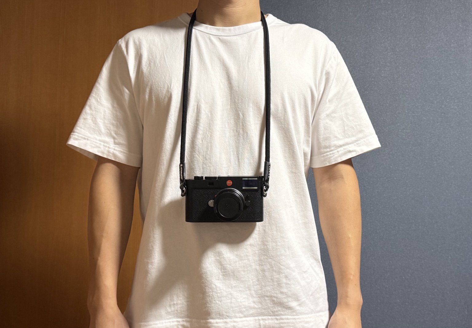 身長172cmでARTISAN&ARTIST ACAM-301Aを首掛けしたLeica M11の正面装着例