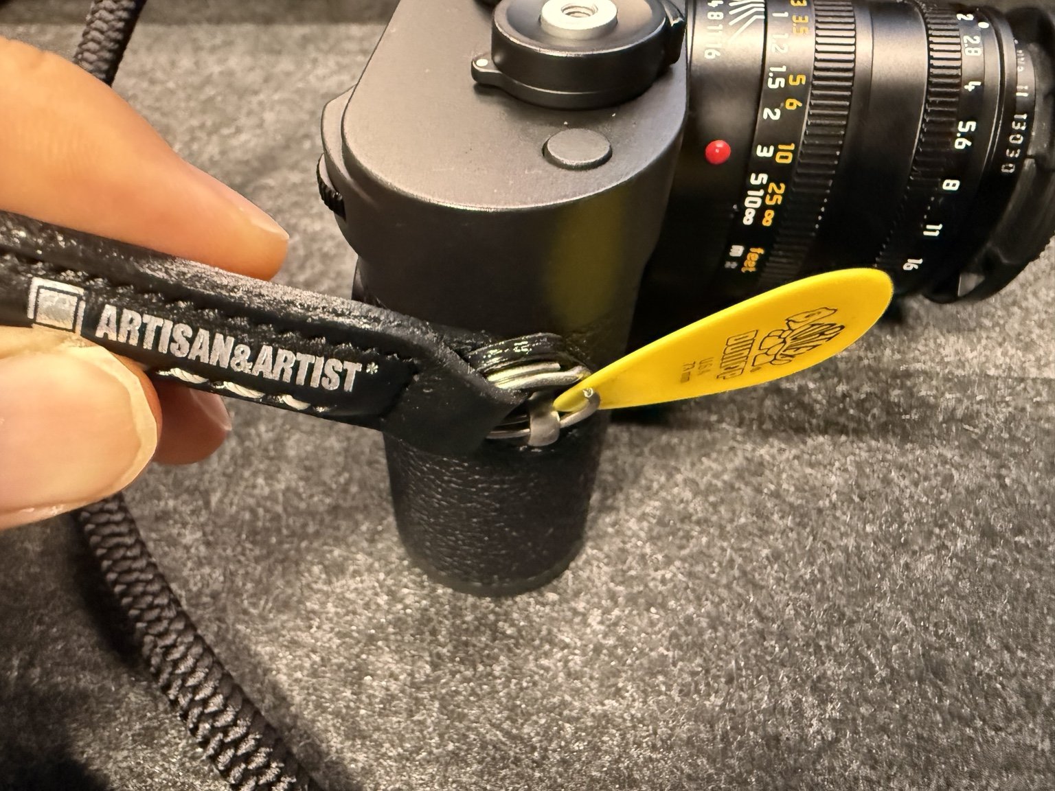 ギターピックを使ってACAM-301AのリングをLeica M11に取り付ける様子
