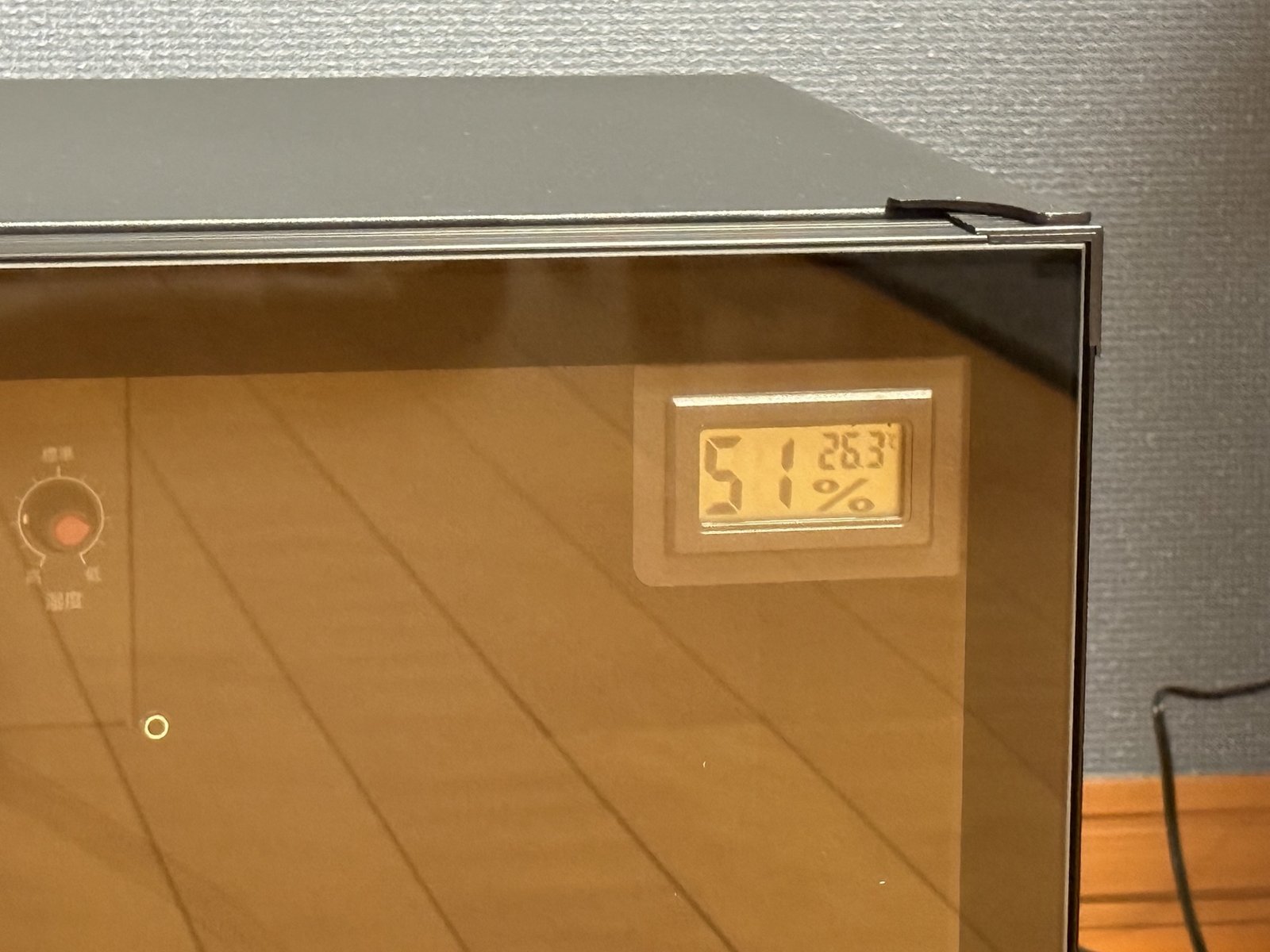 測定開始時に湿度51パーセントを示すハクバ KED-P20Eの湿度計
