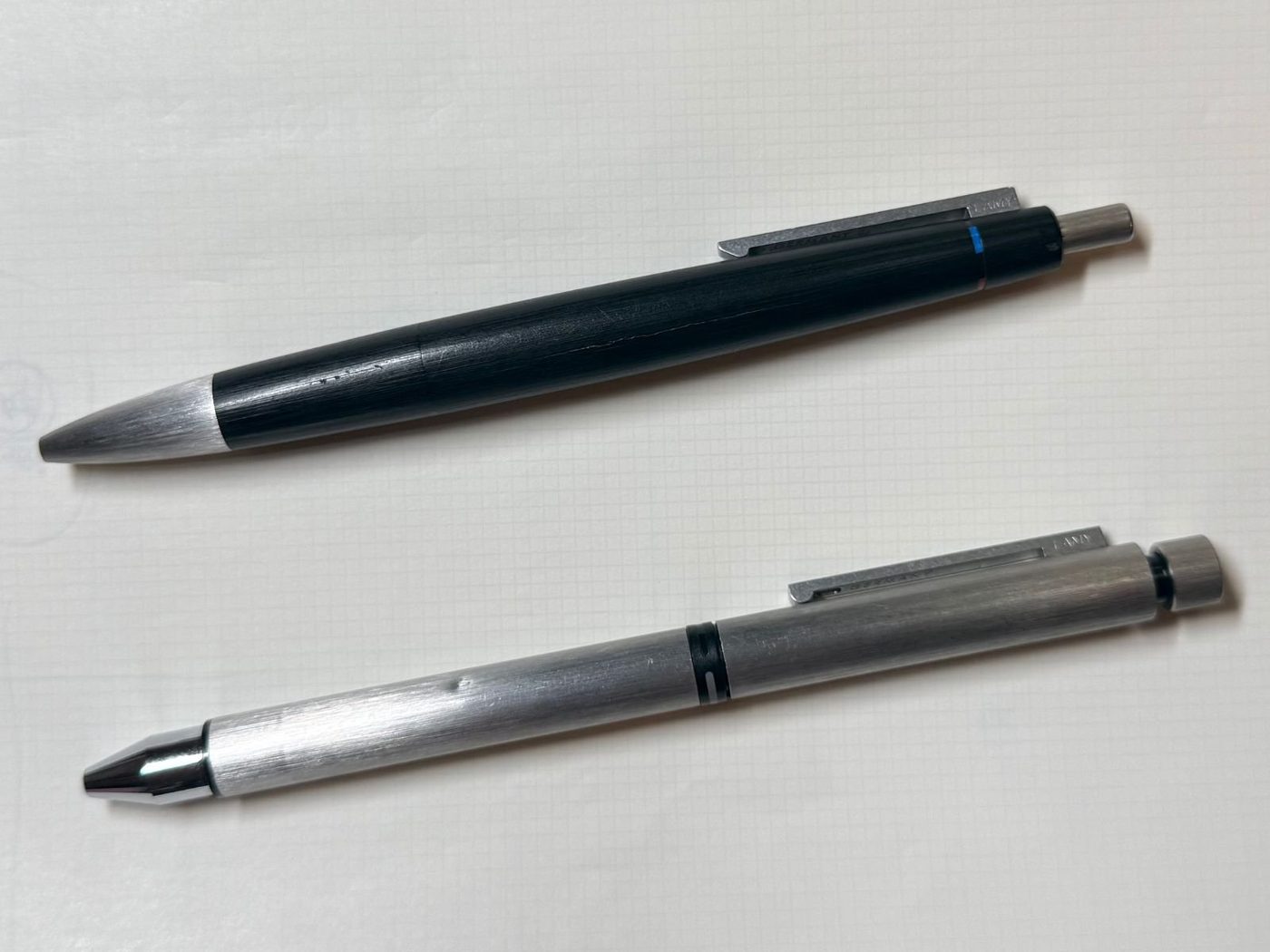 LAMY 2000 L401とLAMYトライペンを並べた比較写真