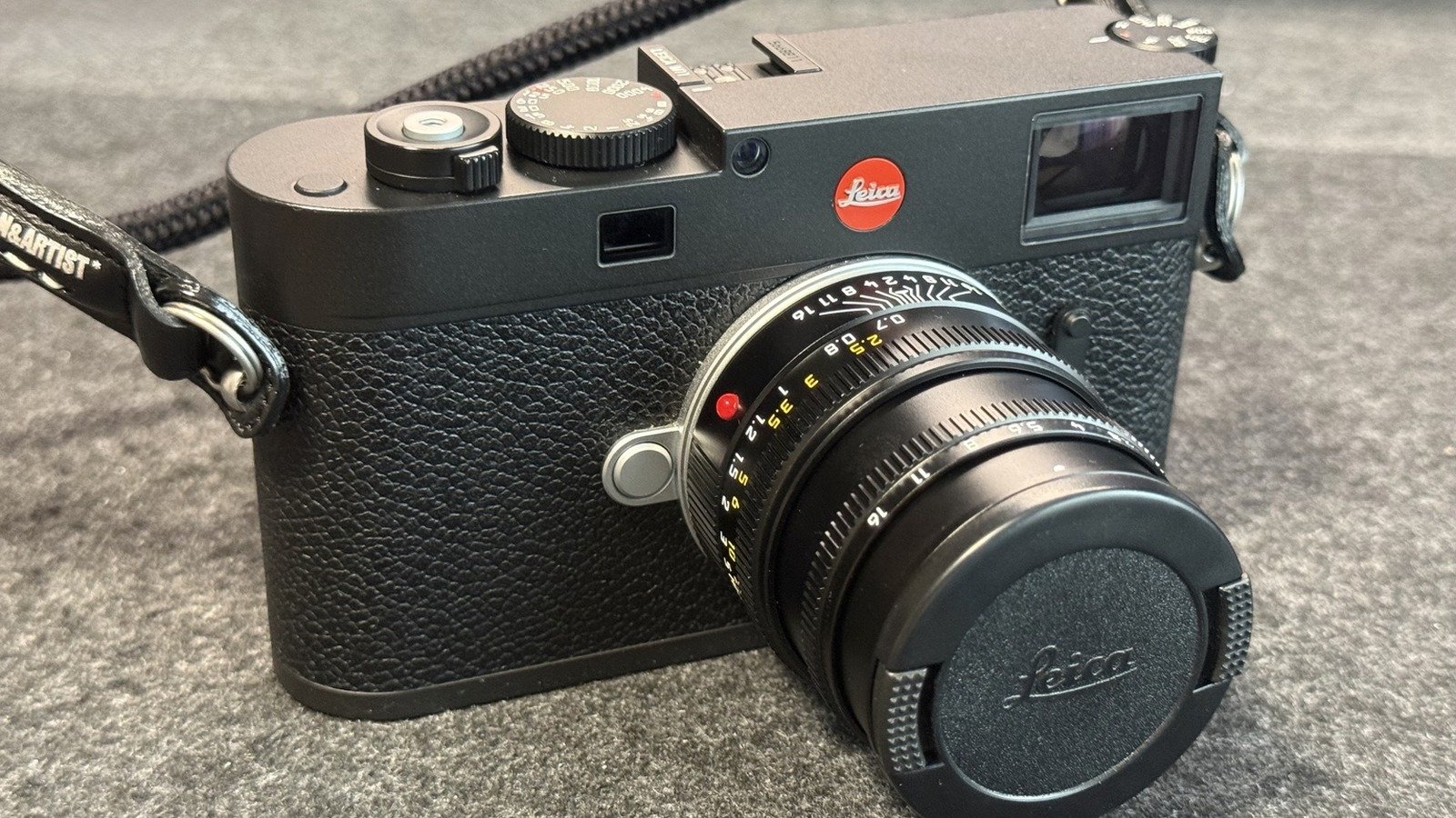 Leica M11にライカ ズミクロンM f2/50mm ブラックを装着した状態