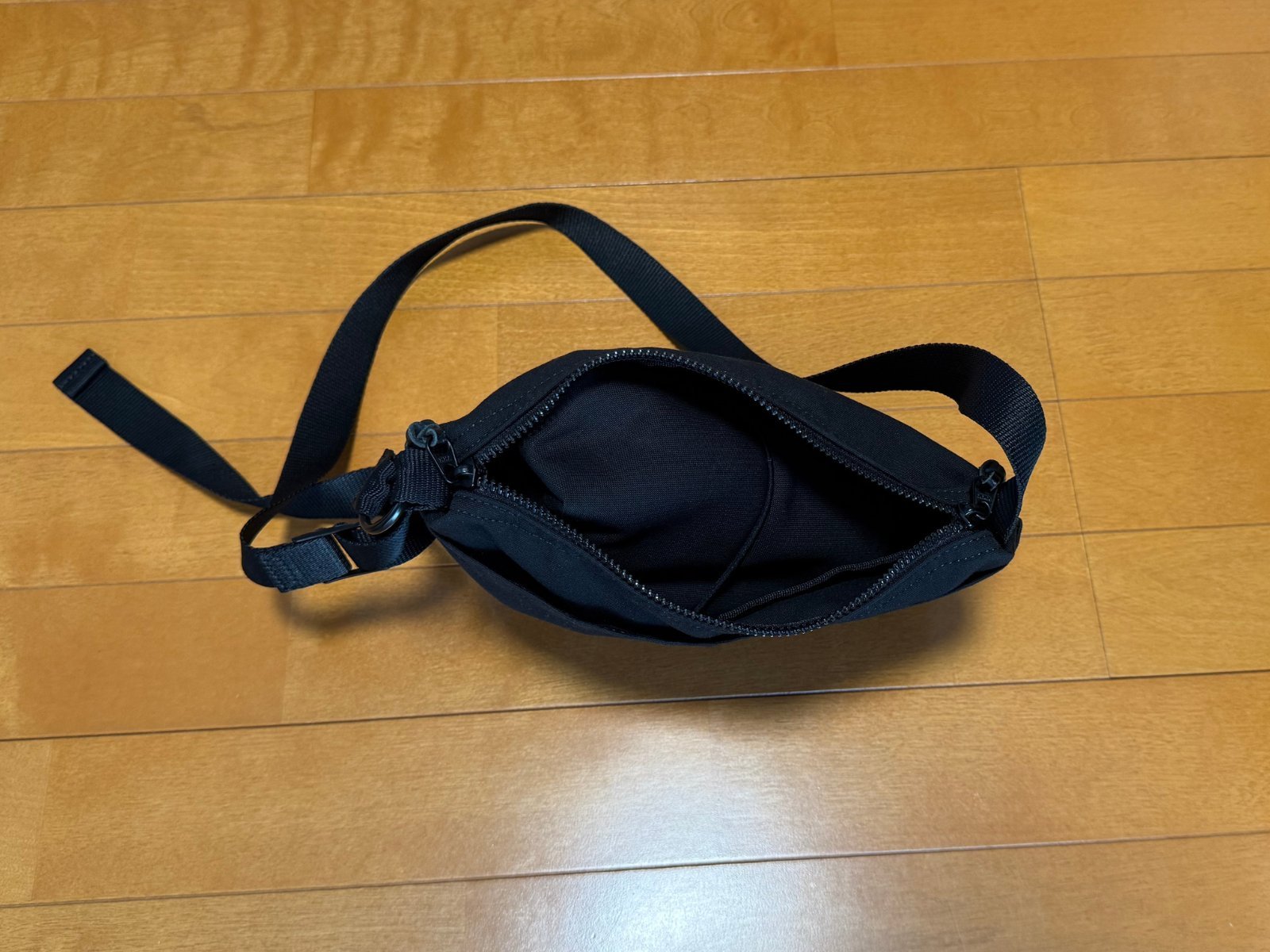 ACAM-80BKGYで包んだLeica M11を小型バッグに収納した状態
