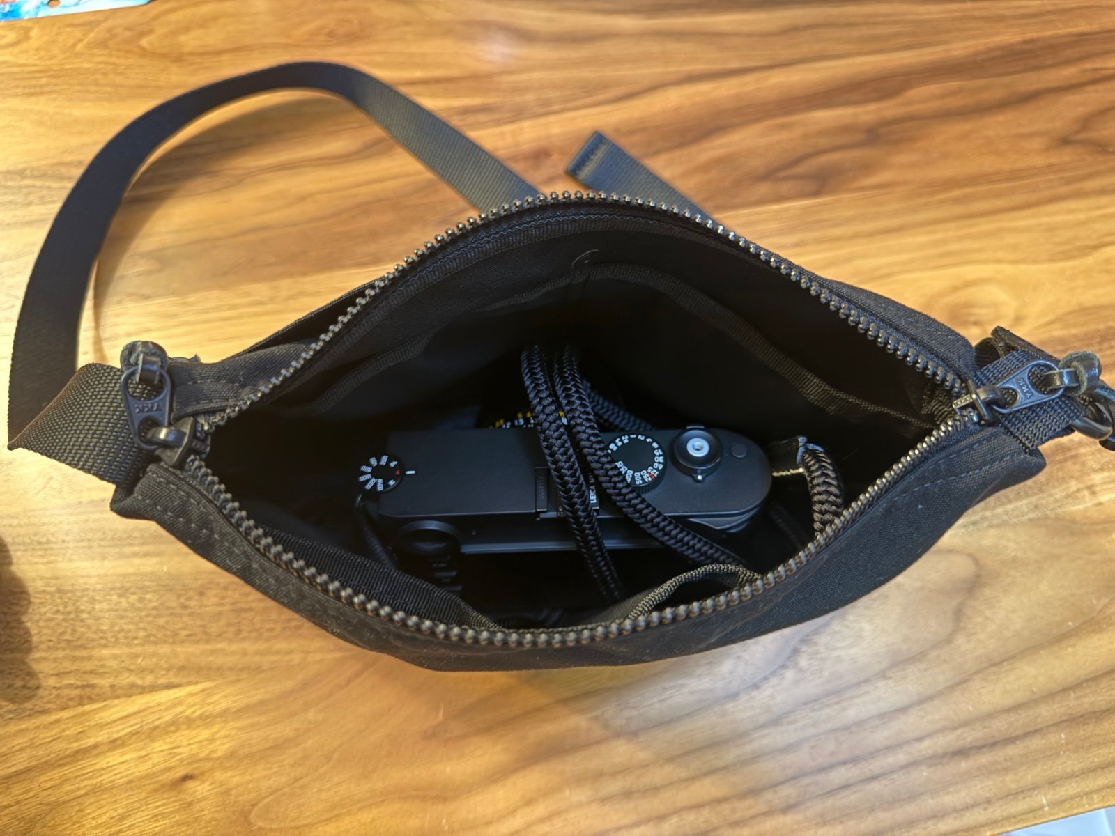 カメララップを使わずLeica M11を小型バッグに直接収納した状態