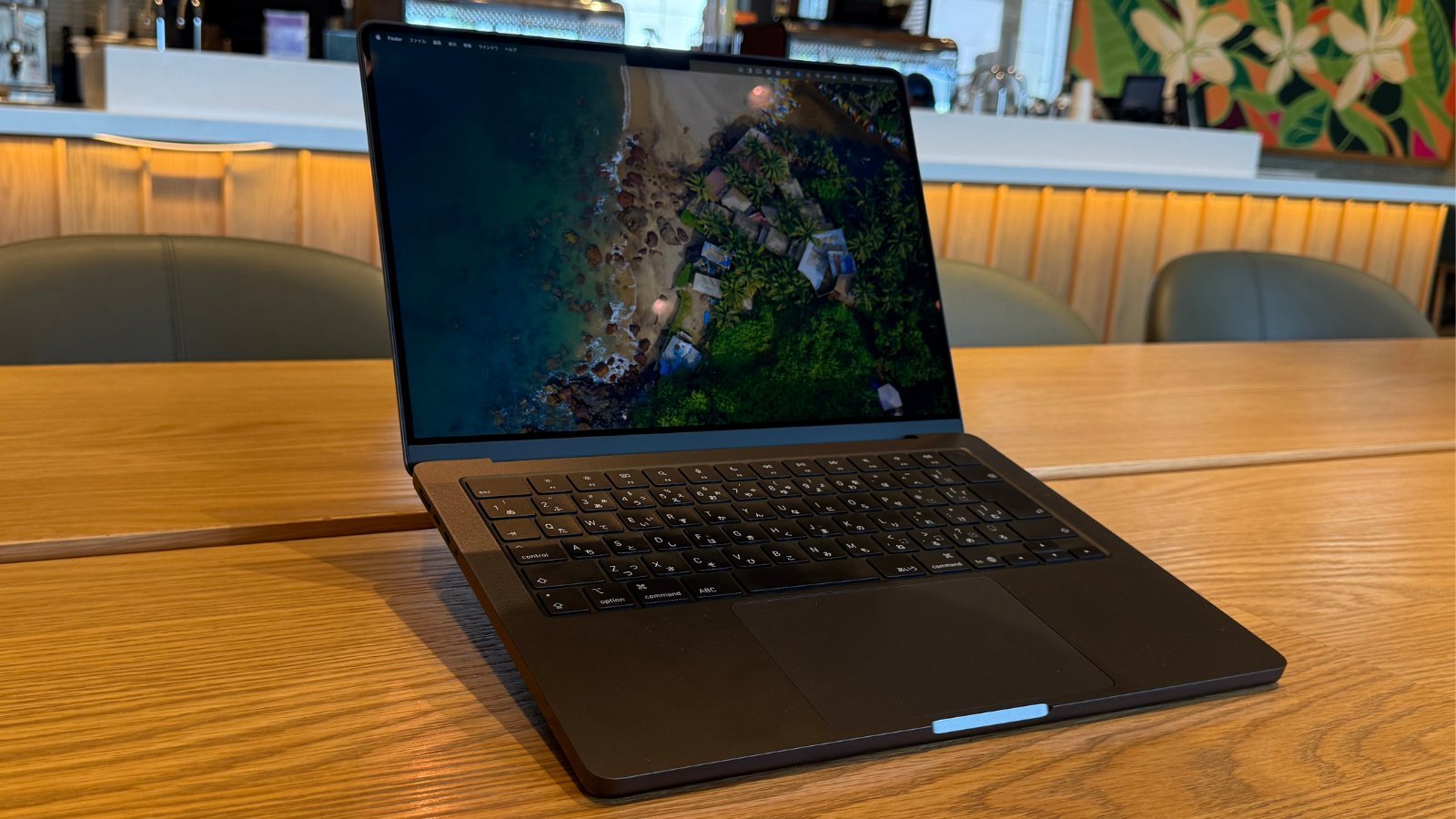 カフェで使用するスペースブラックの14インチMacBook Pro