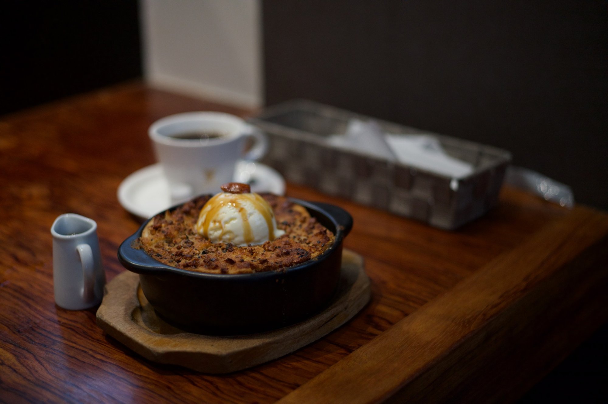 アイスクリームを載せたデザートとコーヒー
