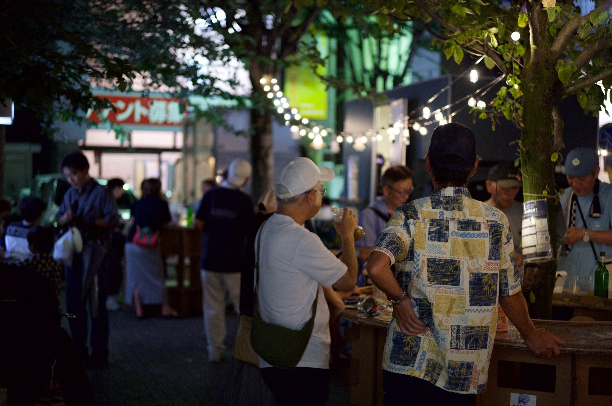 夜の屋外で複数の人と照明を撮影したスナップ
